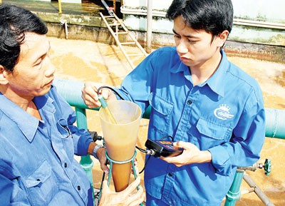 Workers testing concentration of substances in wastewater at Vinh Loc Industrial Zone in HCMC (Photo: SGGP) Workers testing concentration of substances in wastewater at Vinh Loc Industrial Zone in HCMC (Photo: SGGP)